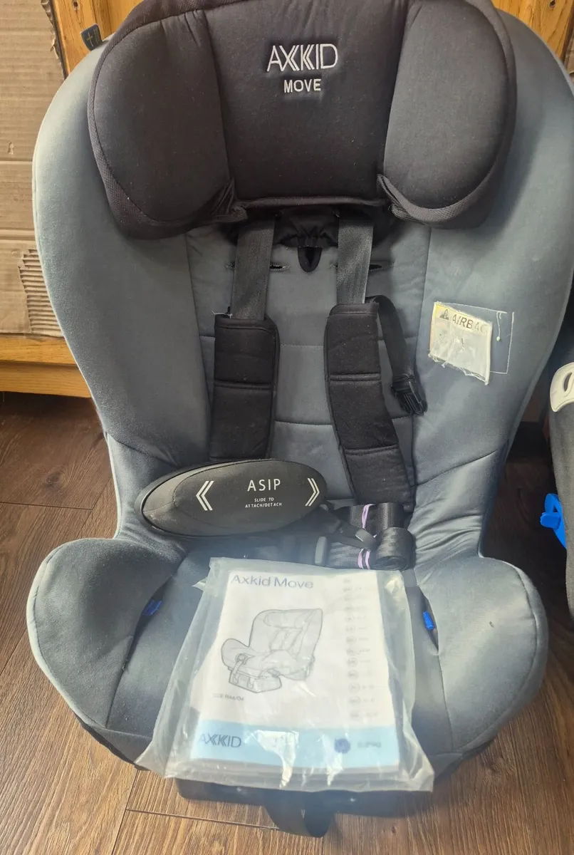 Axkid rearfacing car seat highest safety standard - Image 1