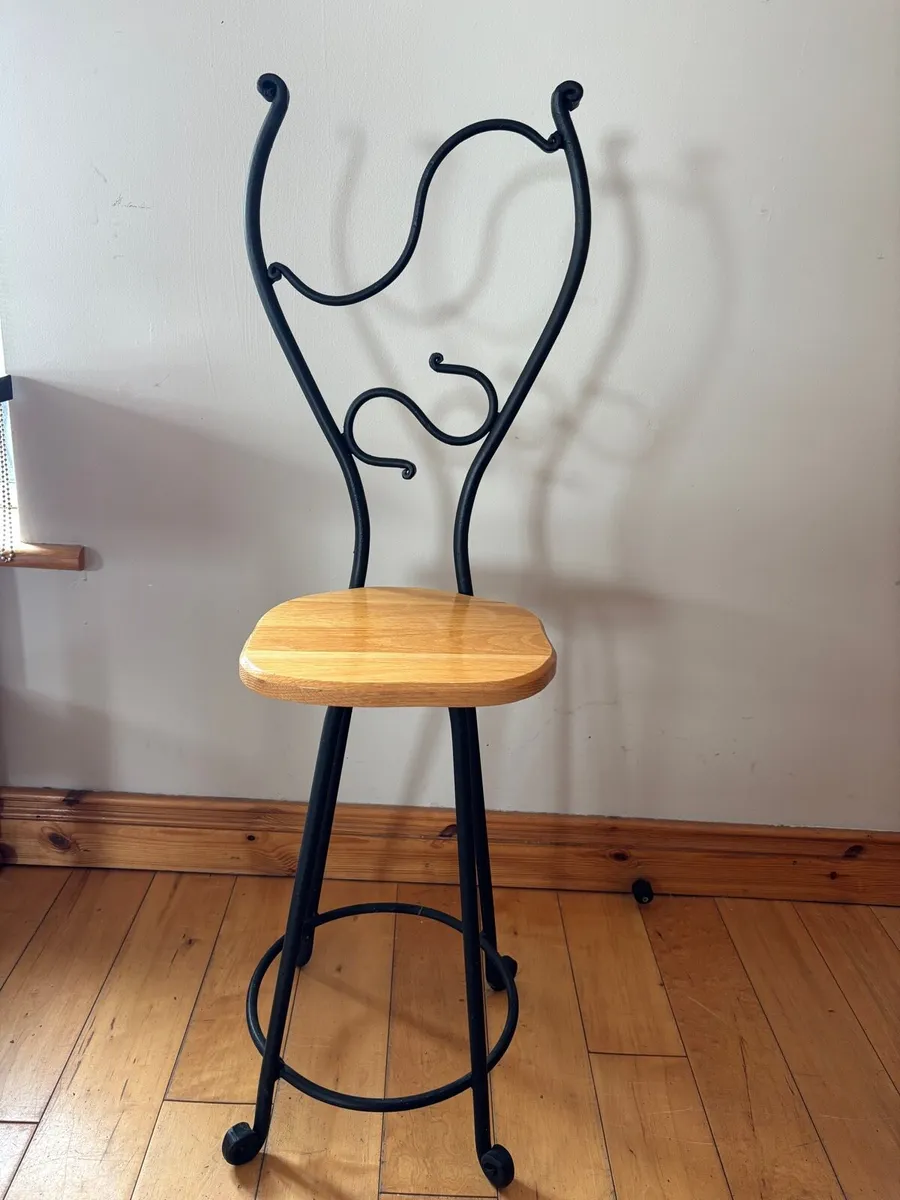 Wrought iron and wooden artistic seat - Image 1