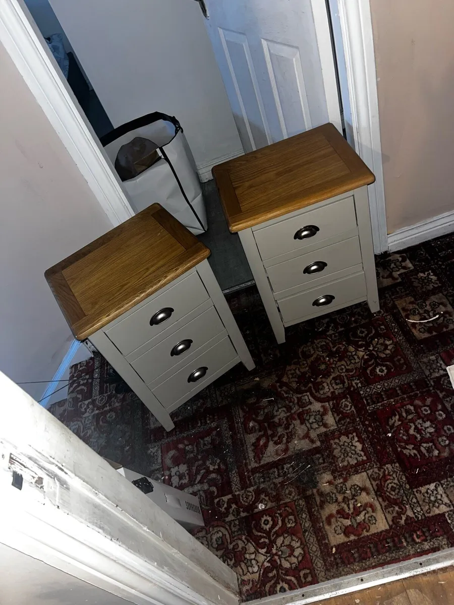 Beside lockers - Image 1