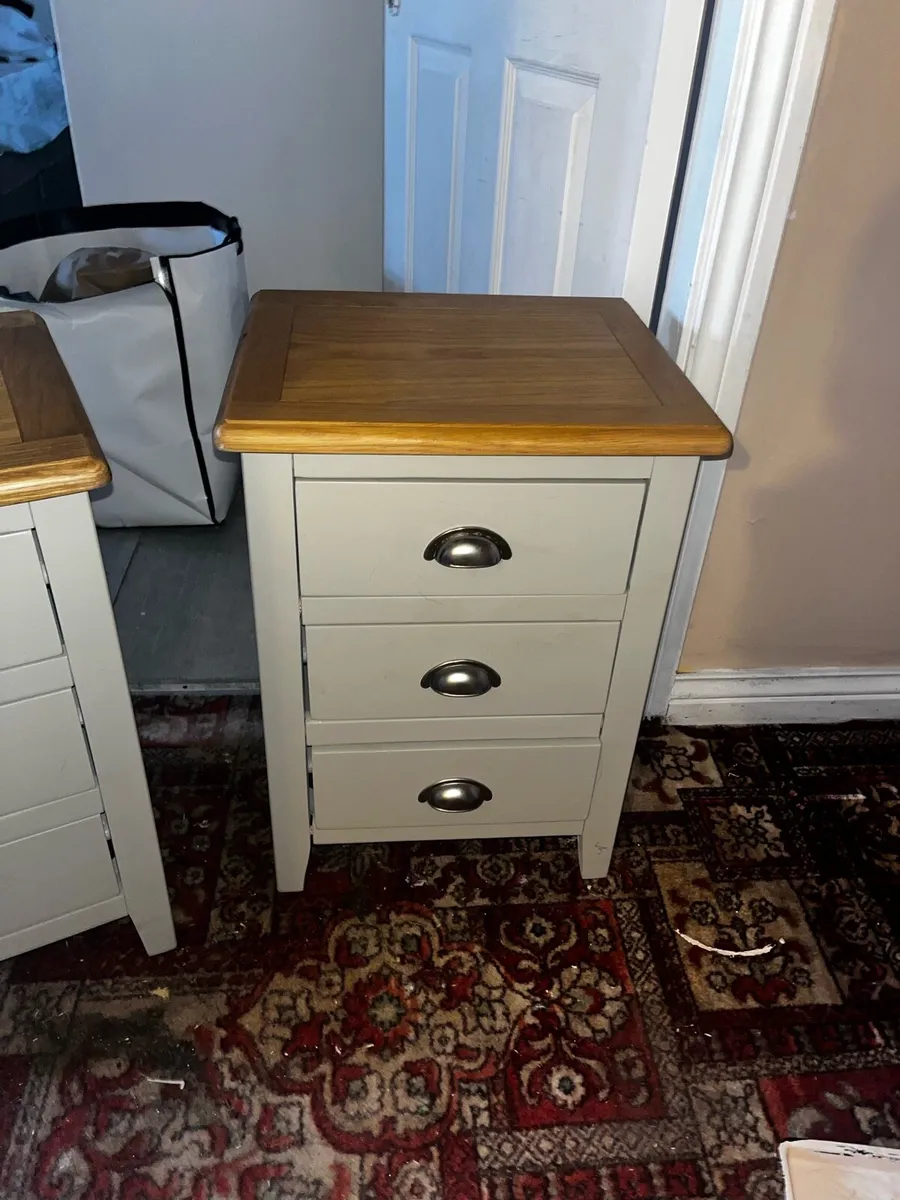 Beside lockers - Image 2