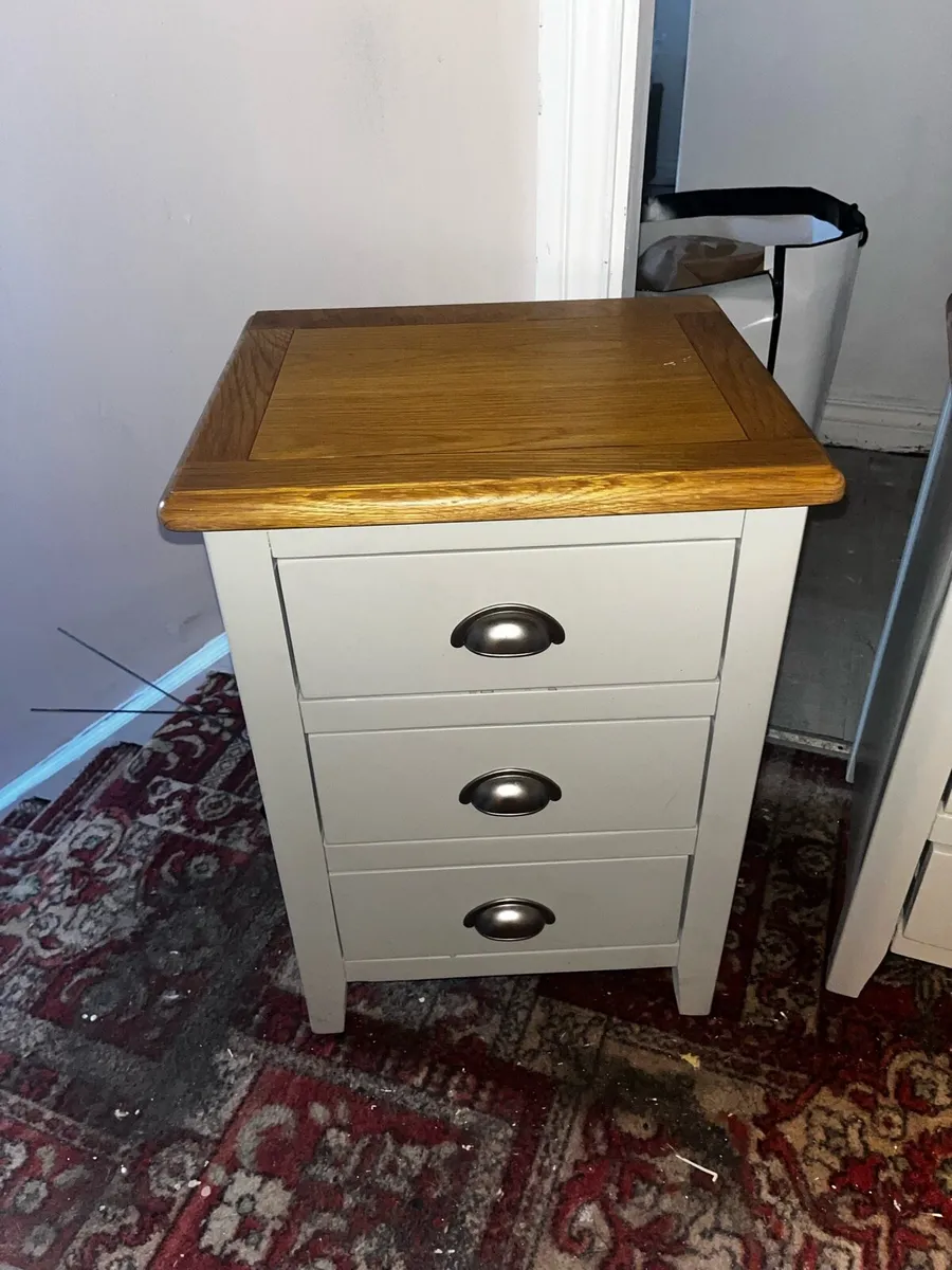 Beside lockers - Image 3