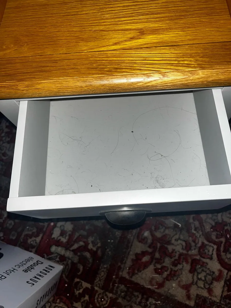 Beside lockers - Image 4