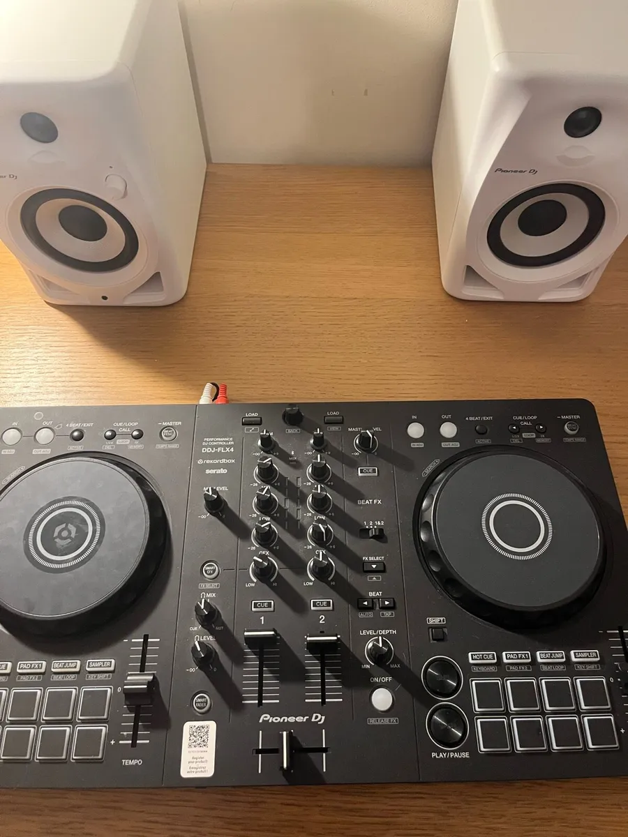 Ddj flx4 with pionner speakers - Image 1