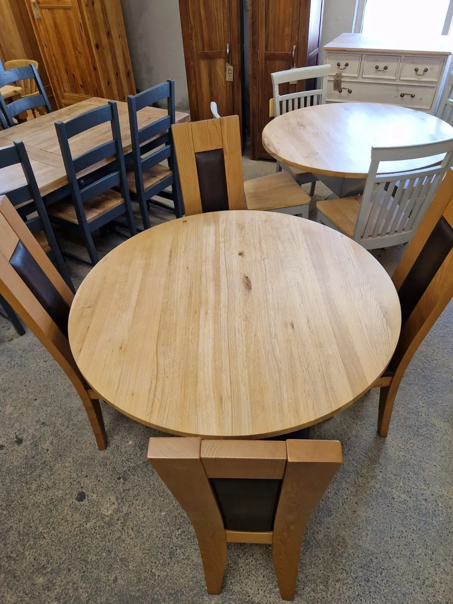 Solid light oak table, 4 oak leather chairs - Image 2