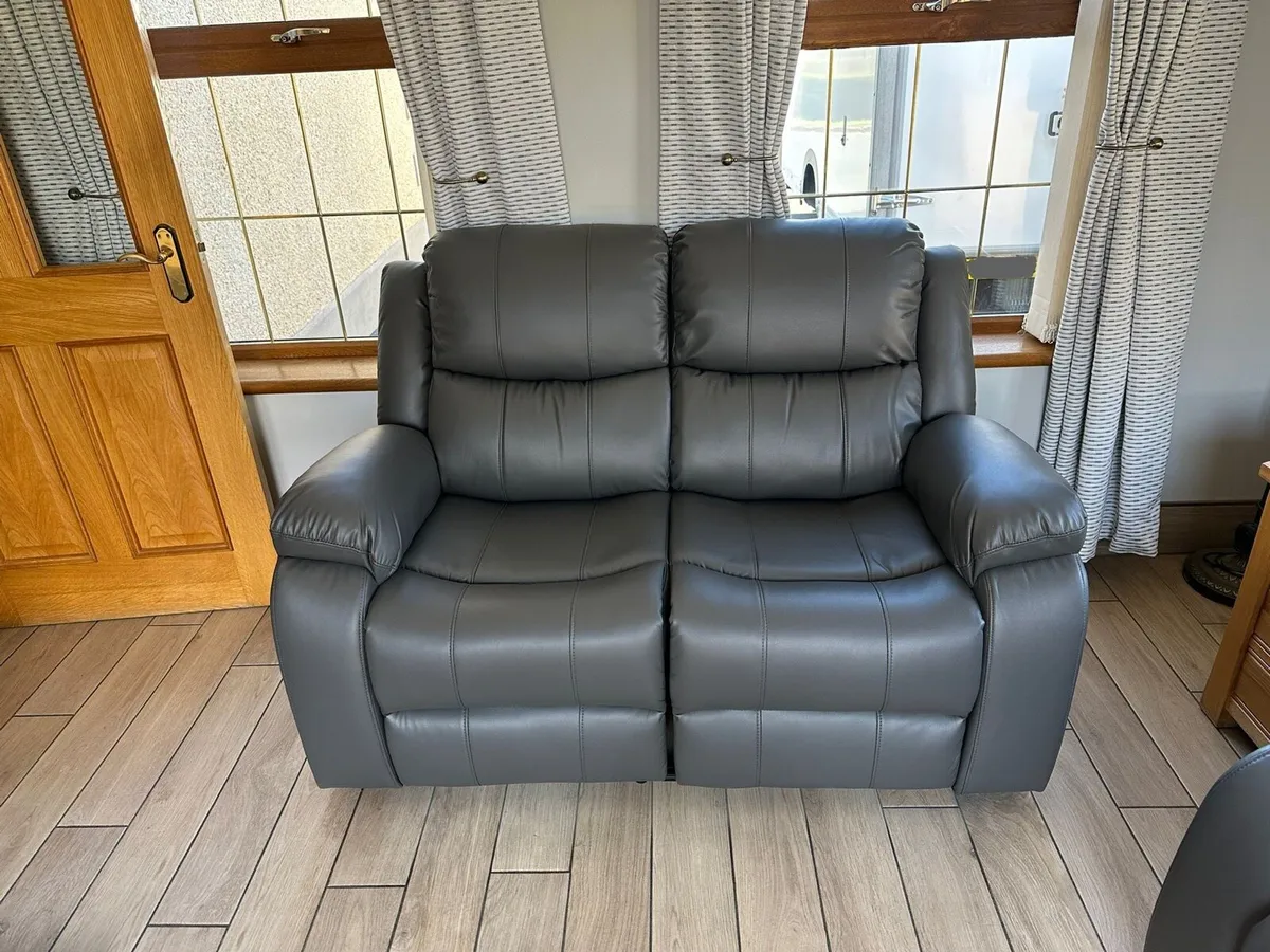🤩 Dark grey leather 3+2 recliner sofa set £699 - Image 1