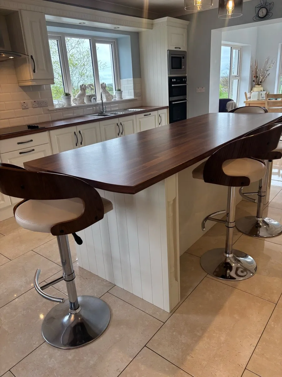 Kitchen and Counter Worktop (& Stools x4) - Image 3