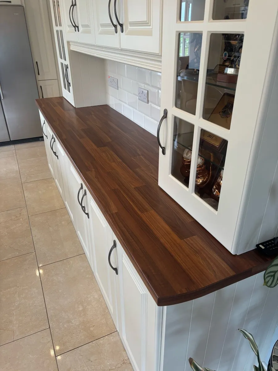 Kitchen and Counter Worktop (& Stools x4) - Image 4