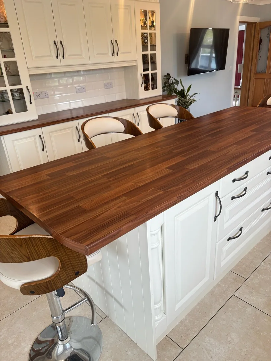 Kitchen and Counter Worktop (& Stools x4) - Image 1