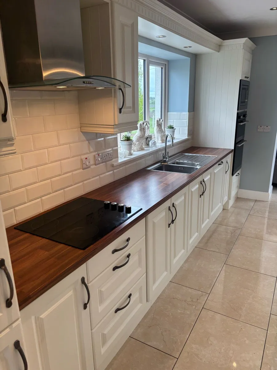 Kitchen and Counter Worktop (& Stools x4) - Image 2