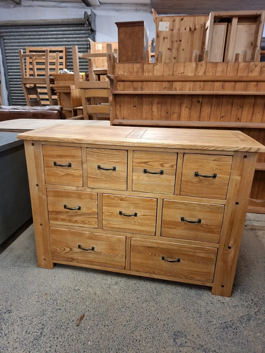 Solid light Oak chest of drawers - Image 2