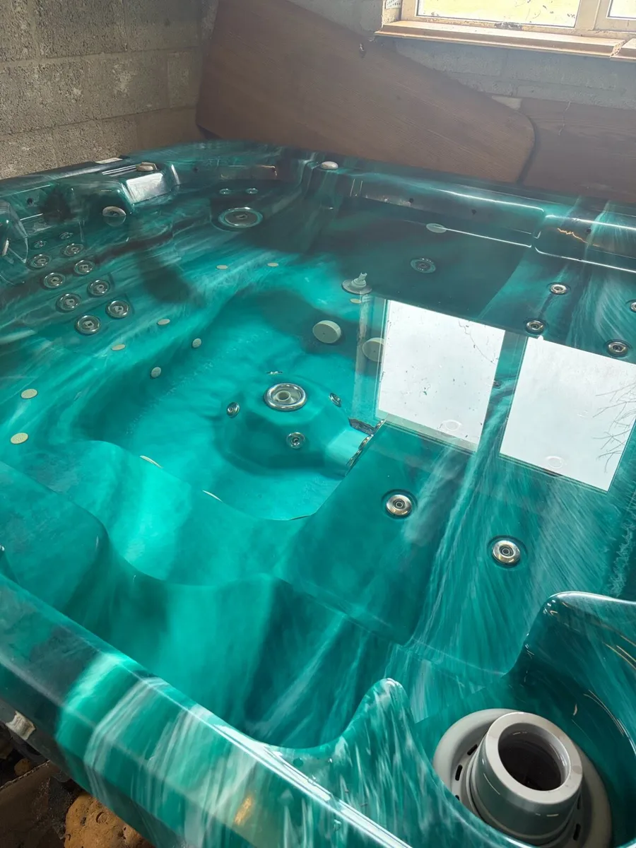 Hydro Spa 6 person Jacuzzi - Image 2