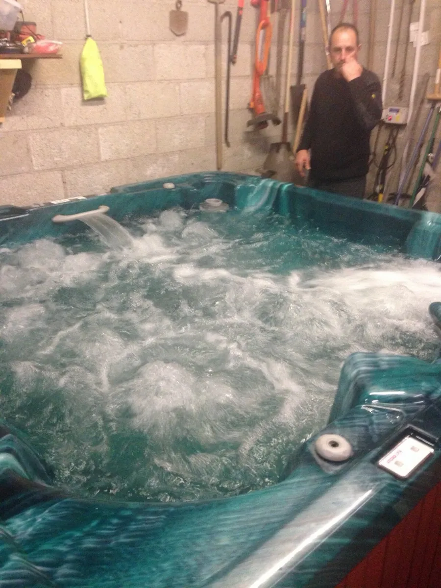 Hydro Spa 6 person Jacuzzi - Image 3
