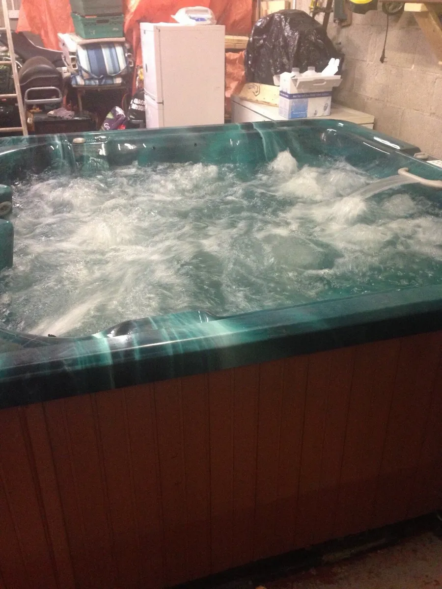 Hydro Spa 6 person Jacuzzi - Image 1