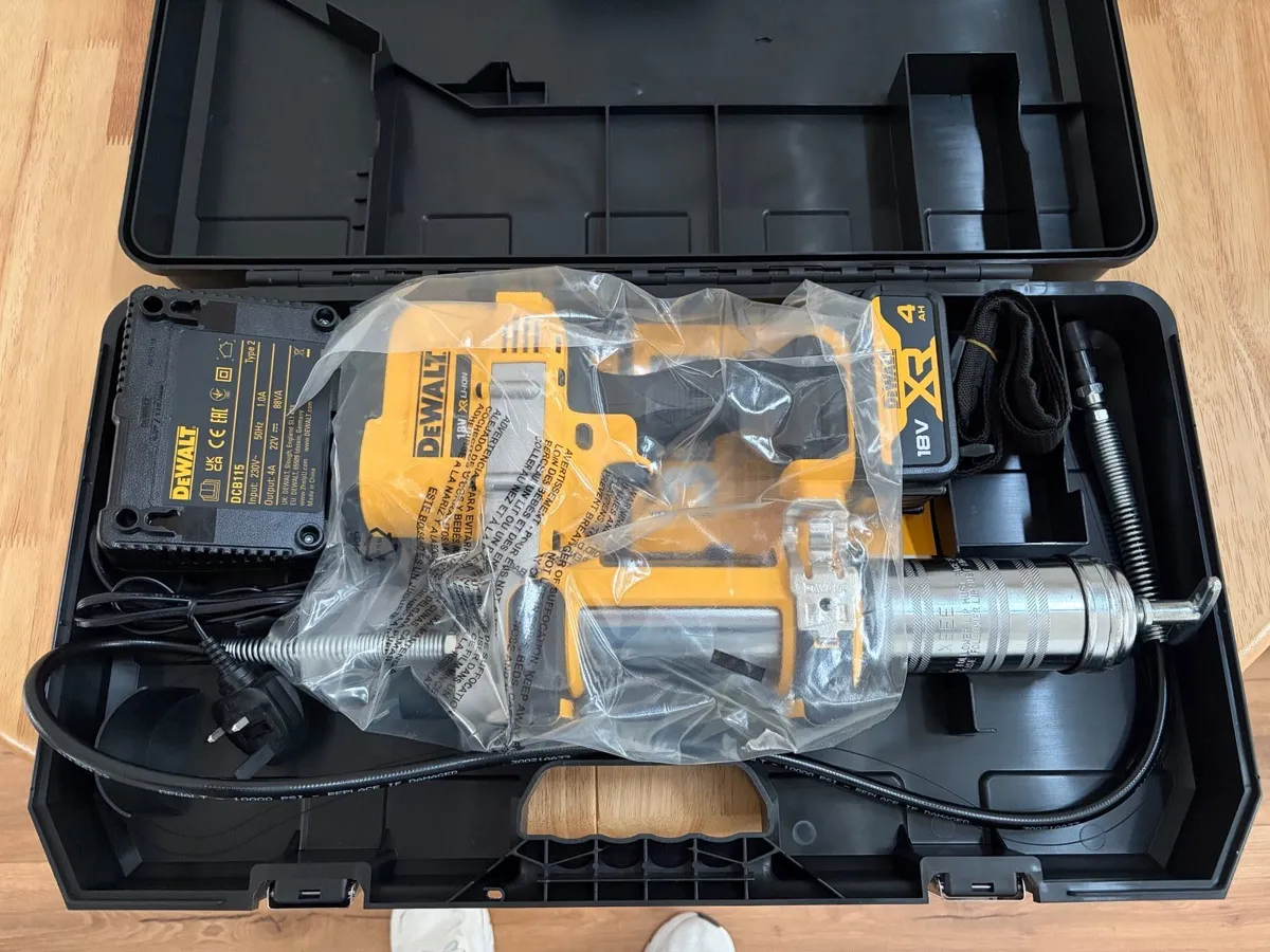 DeWalt Grease Gun - Image 1