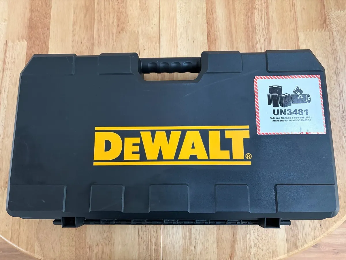 DeWalt Grease Gun - Image 2