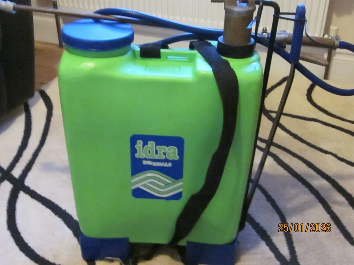 Knapsack sprayer - Image 1