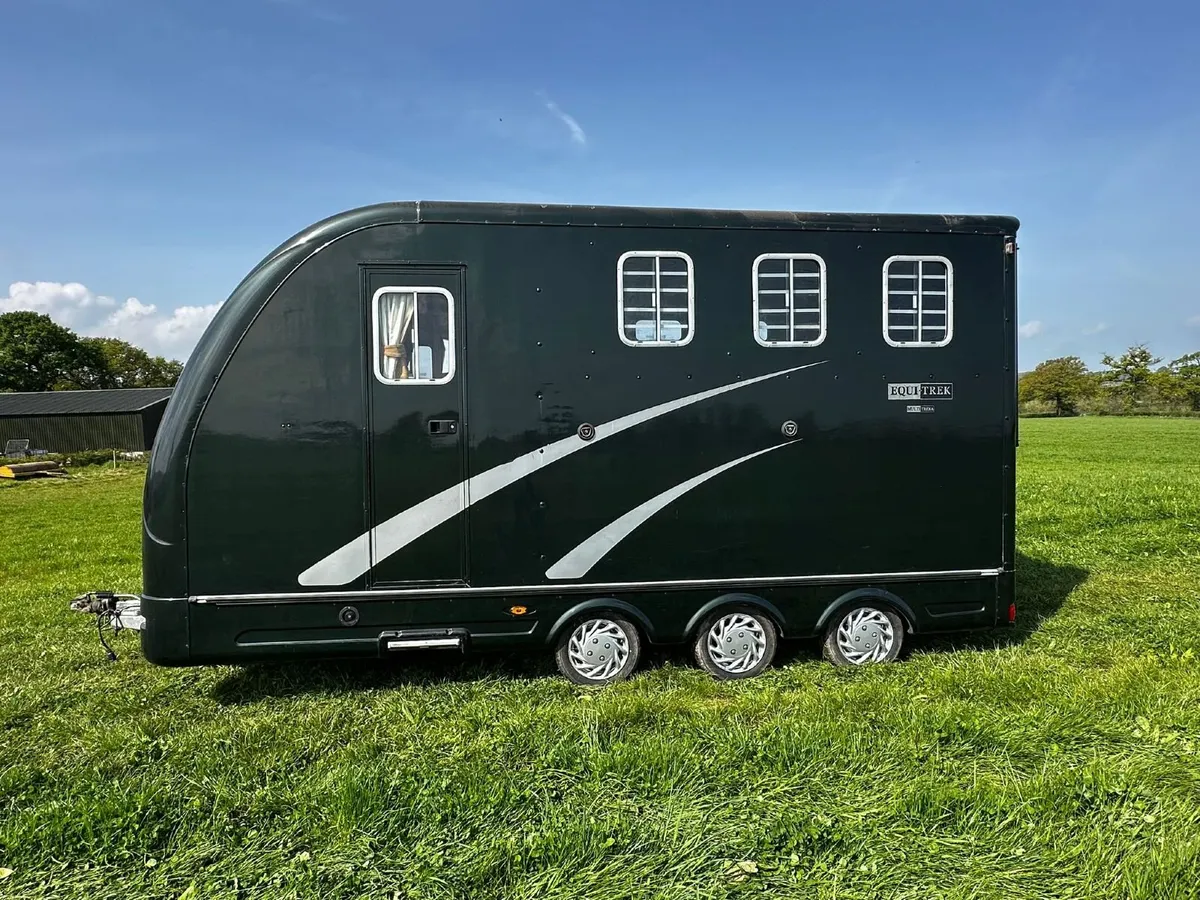 Horse box - Image 1