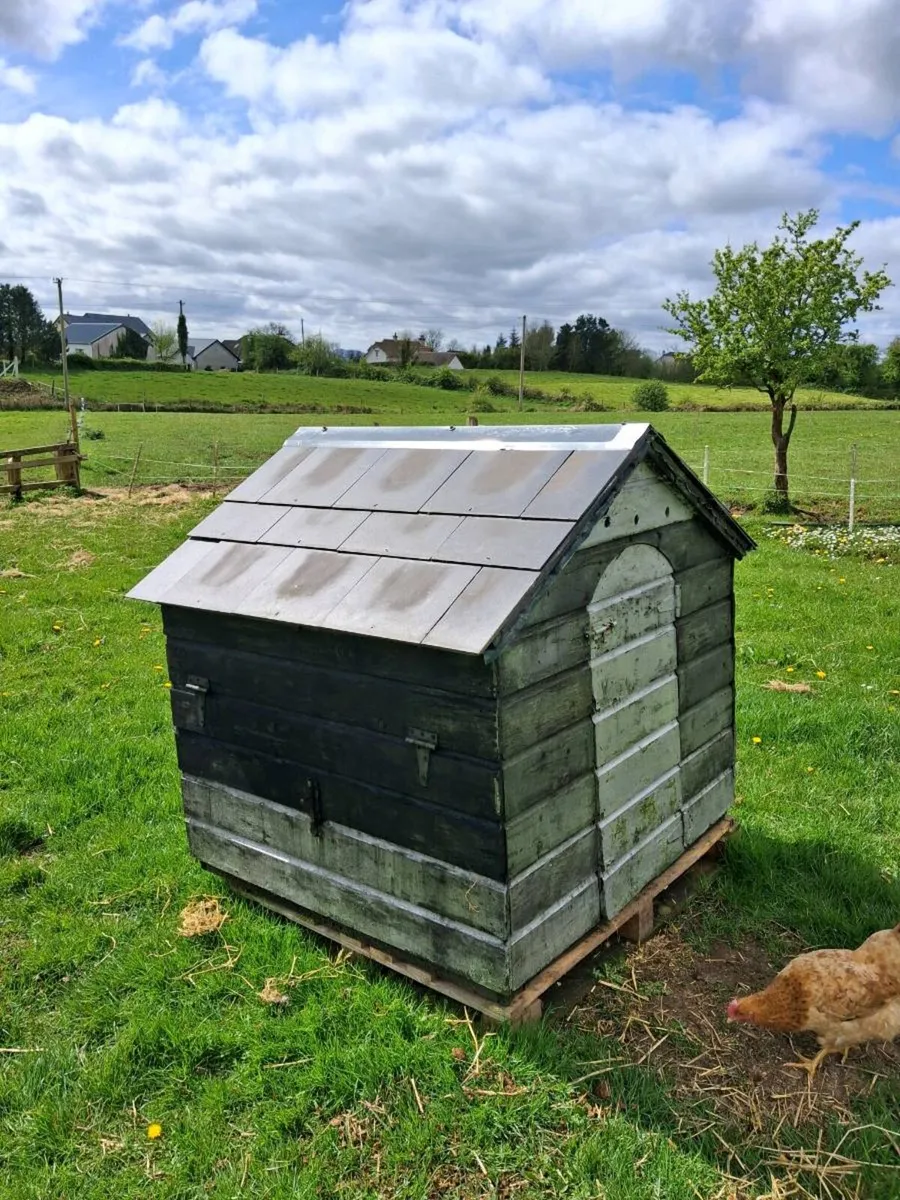 2 chicken coops - Image 1