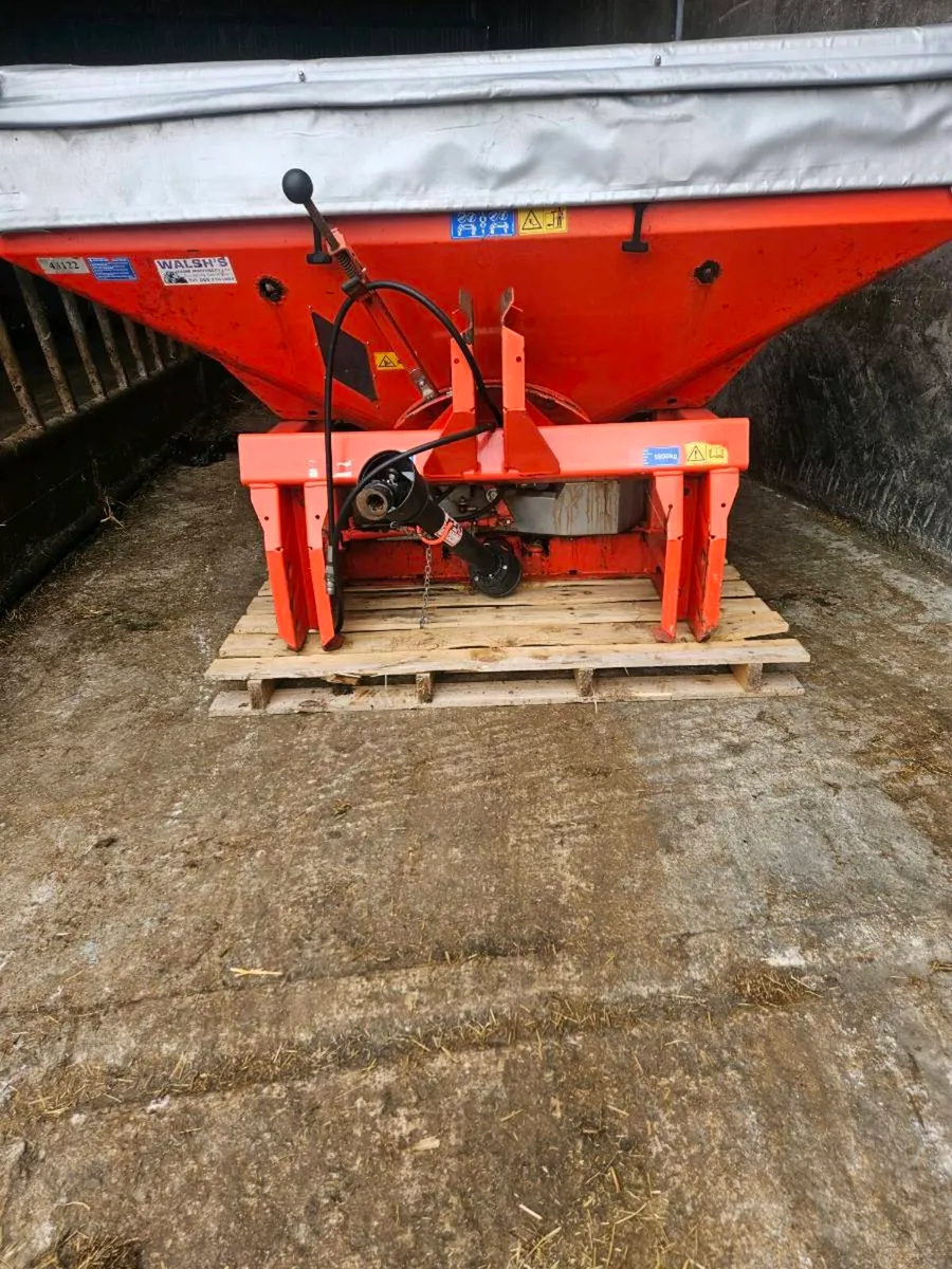 Rauch fertiliser spreader - Image 1