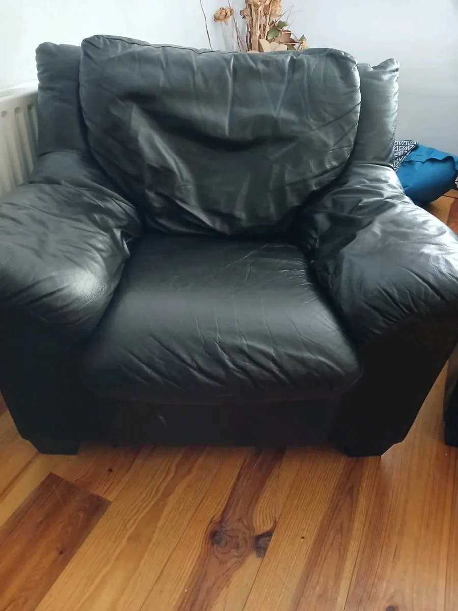 Black leather  3 seater and 2 one seaters - Image 2