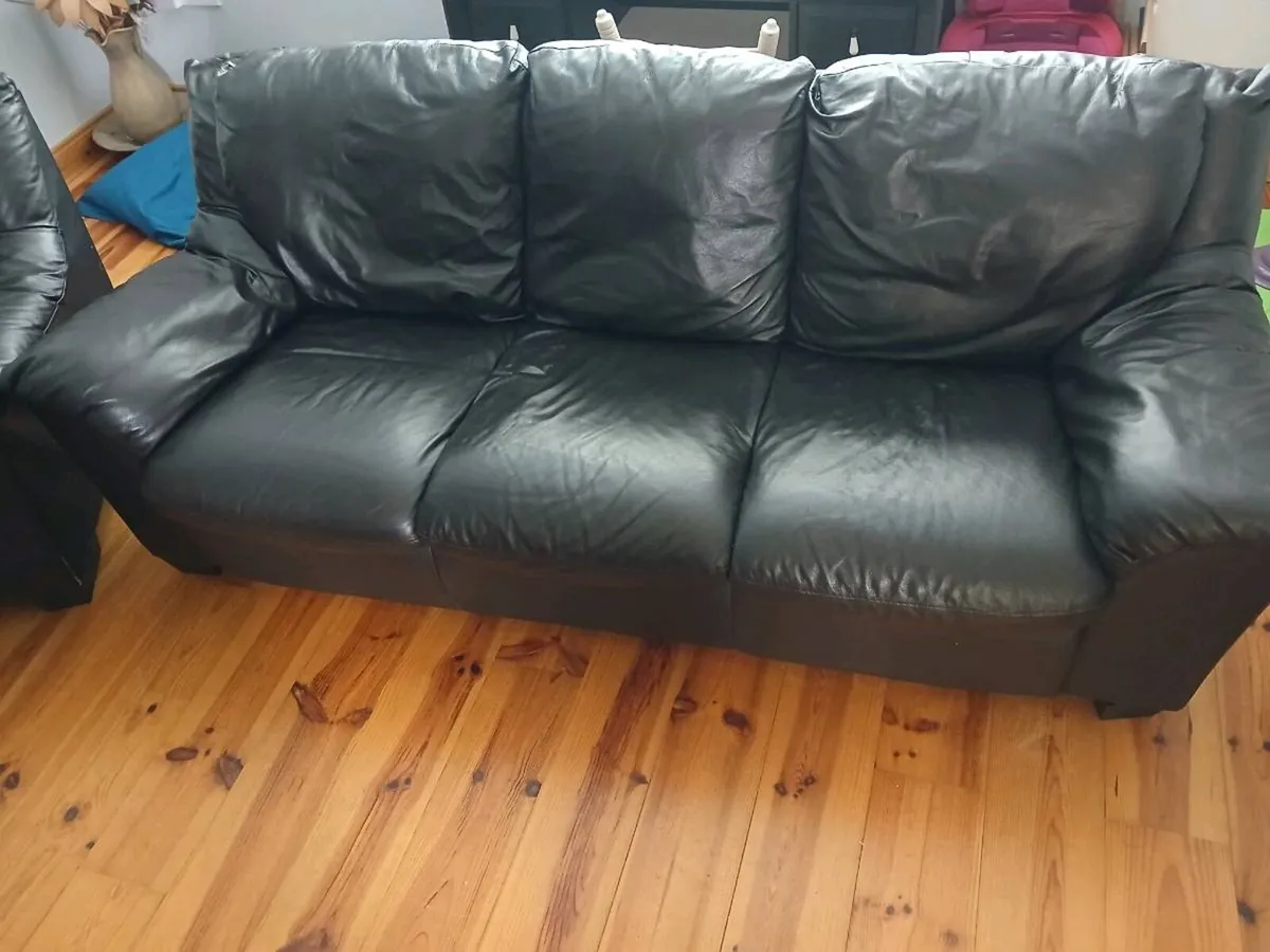 Black leather  3 seater and 2 one seaters - Image 3