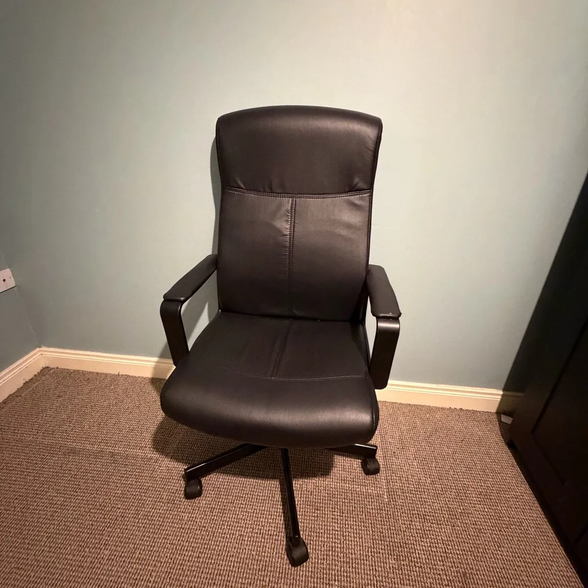 Office chair and Table - Image 1