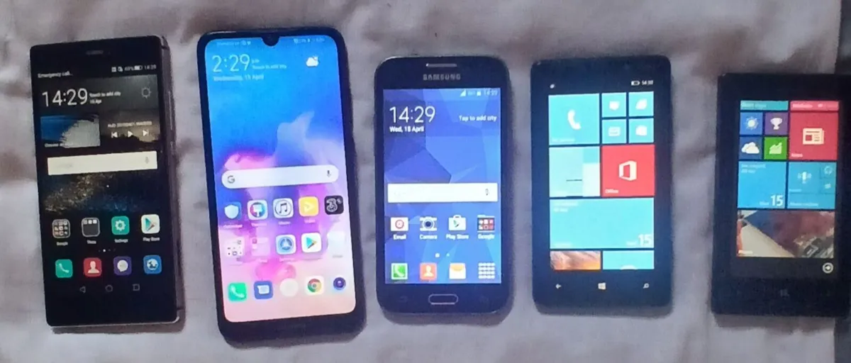 Phones x 5 - Image 1