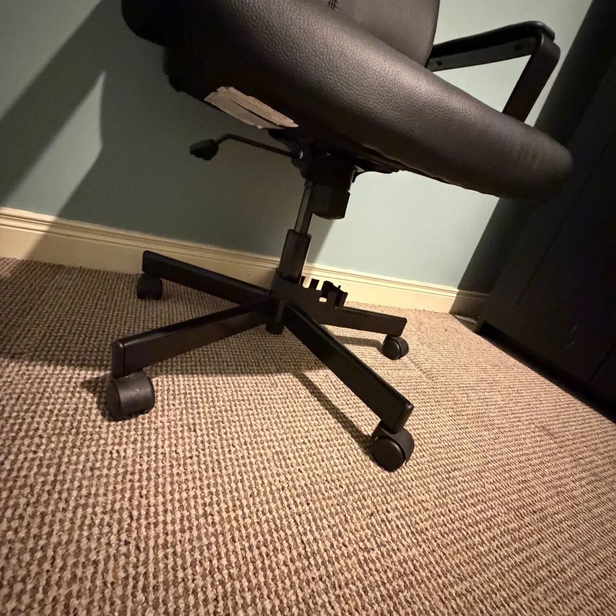 Office chair and Table - Image 3