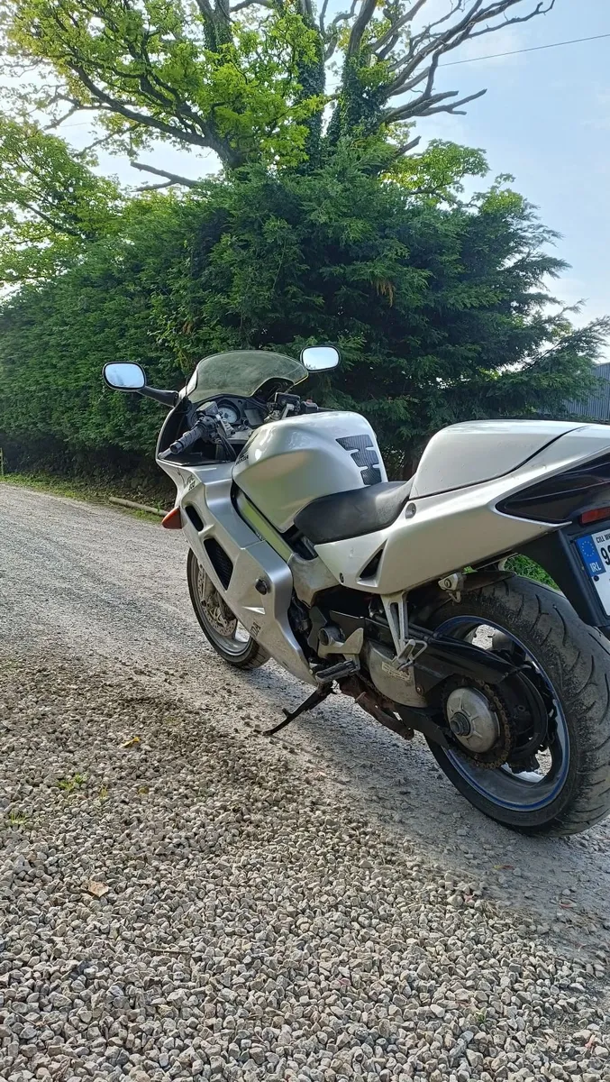 Honda VFR800fi - Image 4
