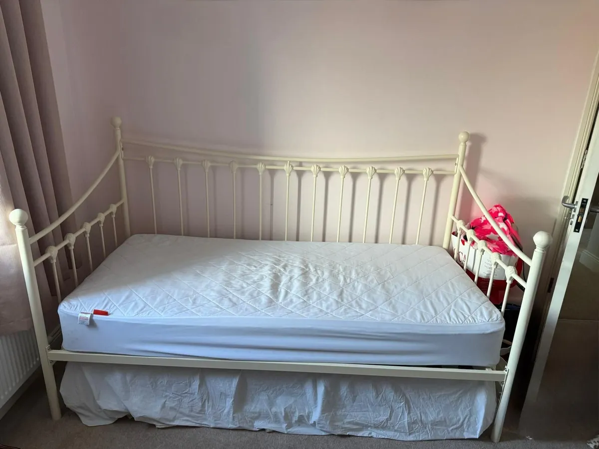 EZ Living Daybed with Trundle - Image 1