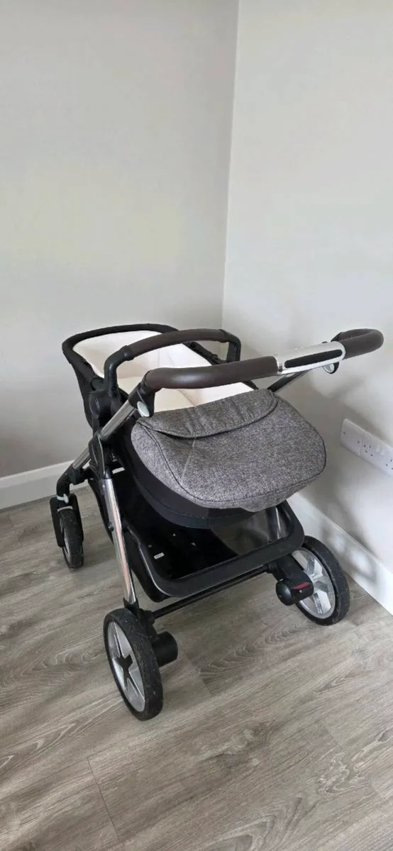 Silver Cross Pioneer Travel System - Image 3