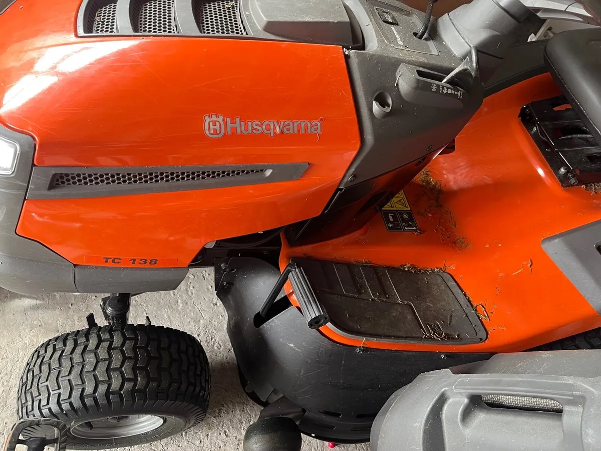 Husqavarna ride on lawnmower - Image 2