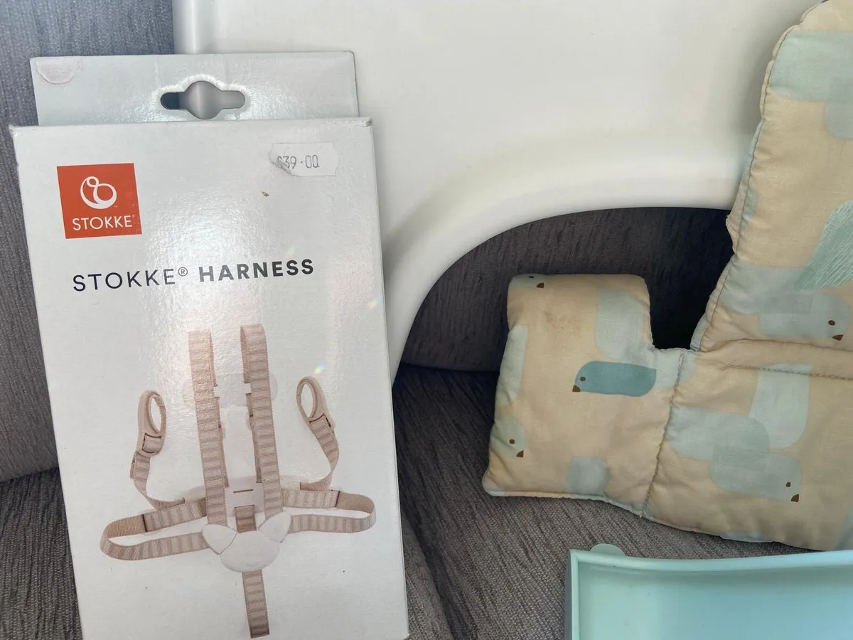 Stokke baby seat, cushions, tabletop and harness - Image 3