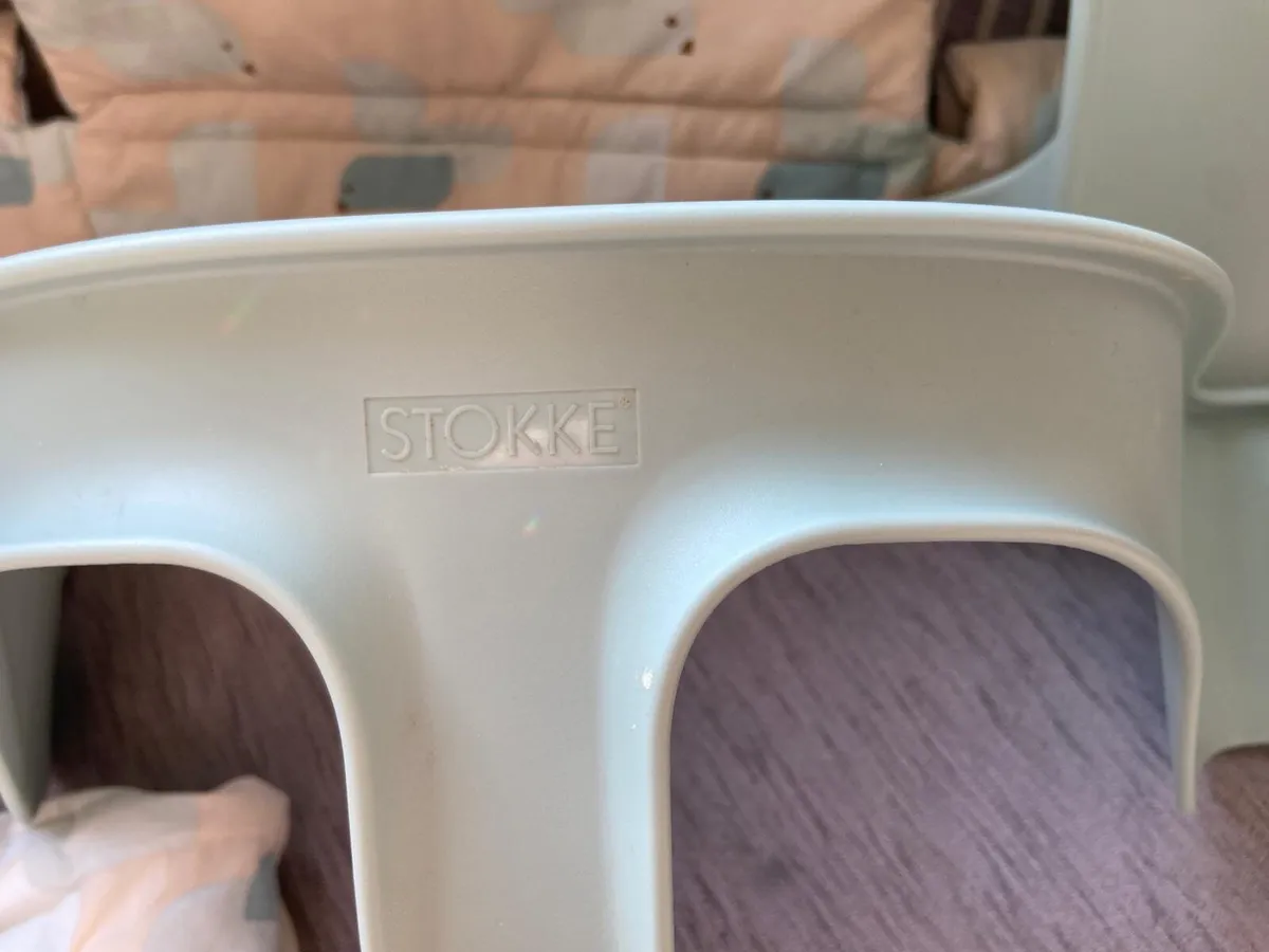 Stokke baby seat, cushions, tabletop and harness - Image 2