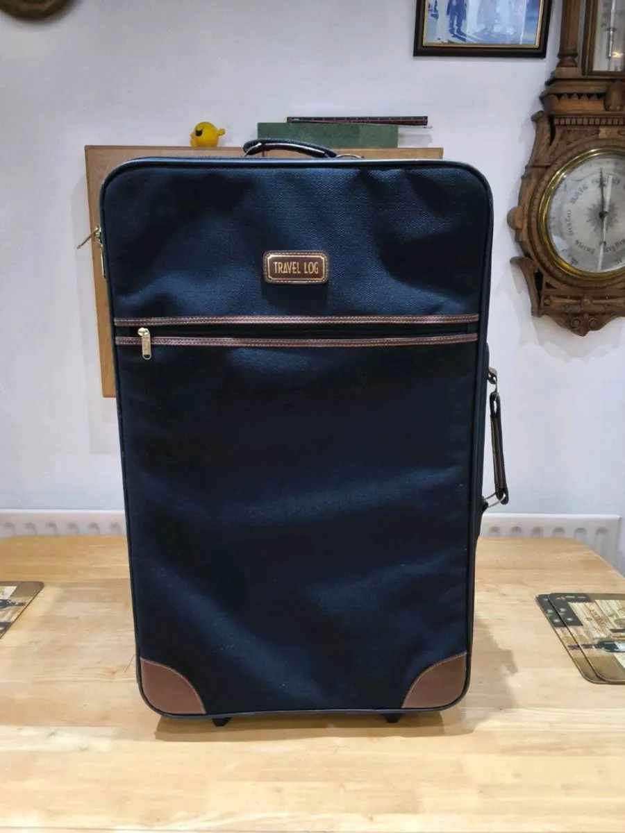 LARGE  SUITCASE. - Image 1