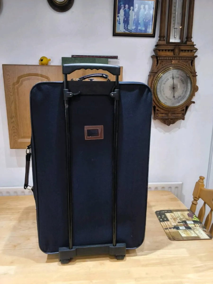 LARGE  SUITCASE. - Image 2