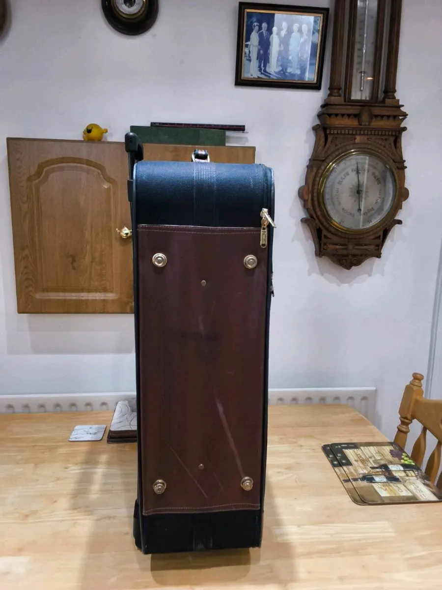 LARGE  SUITCASE. - Image 3