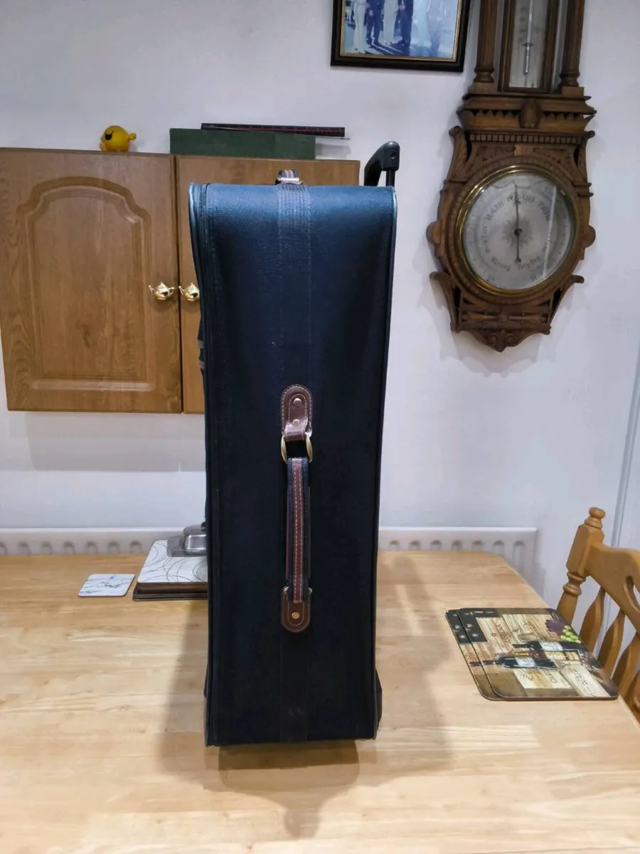 LARGE  SUITCASE. - Image 4