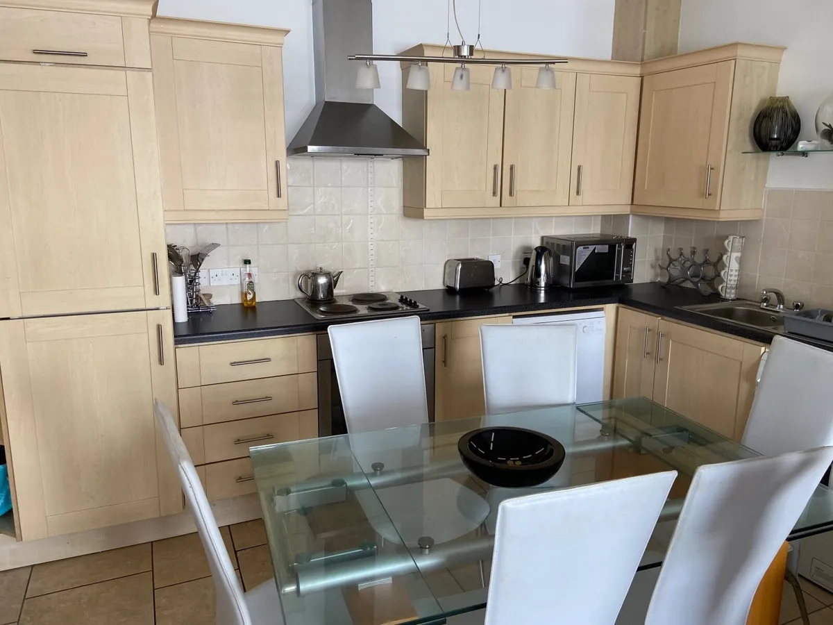 Glass table and chairs - Image 1