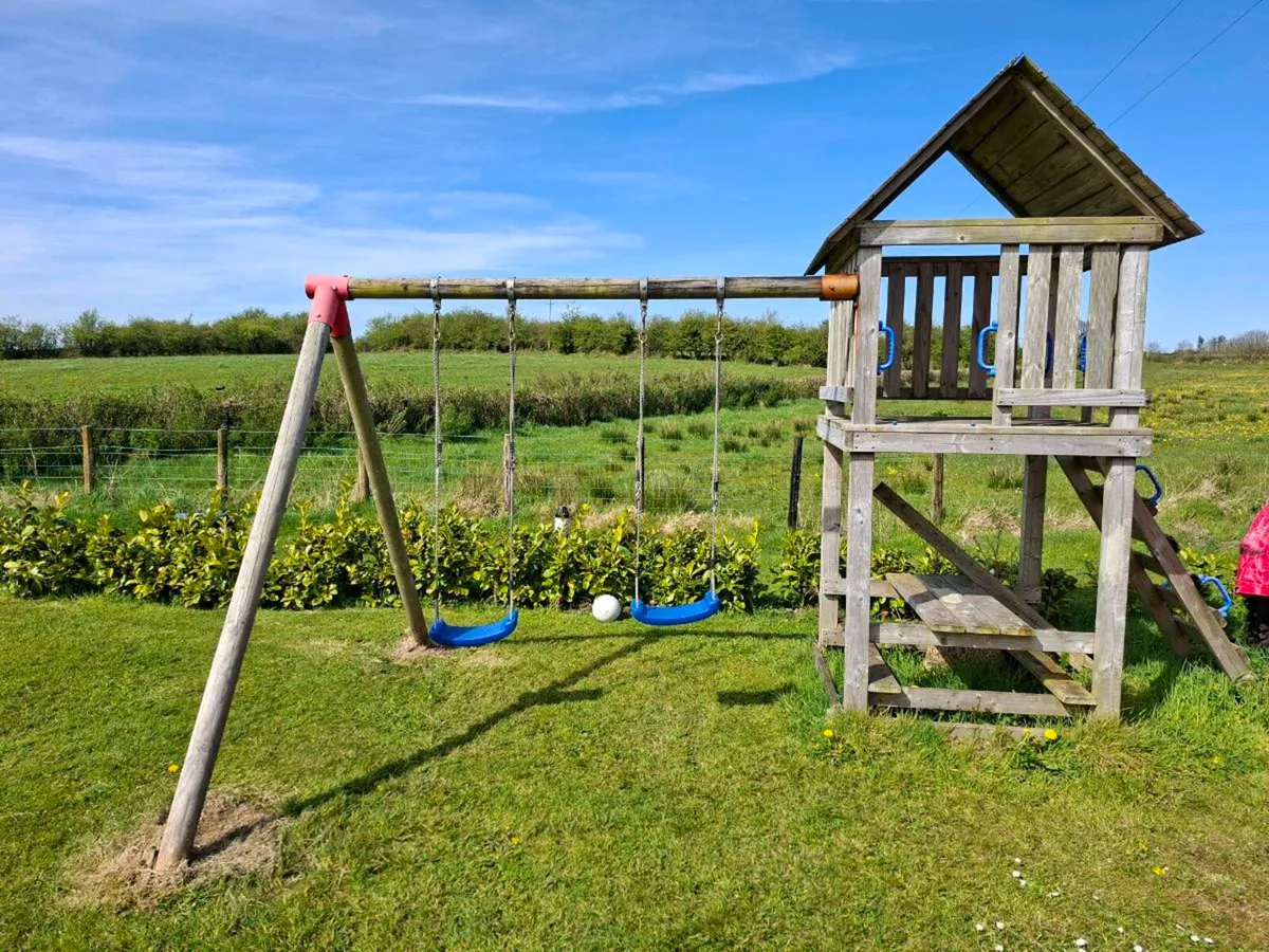 Children's swing and Tree house. - Image 1