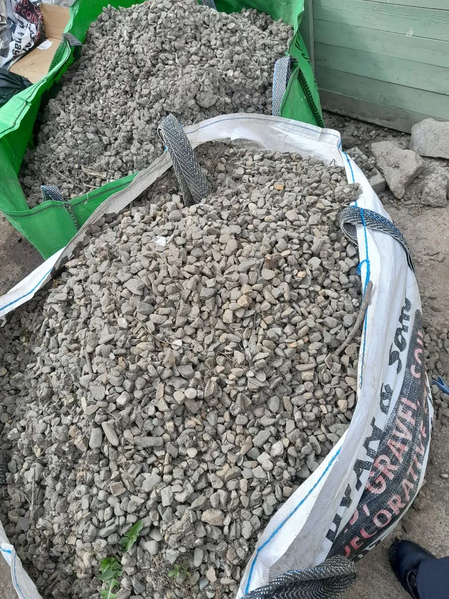 2 tonnes of stone gravel Free