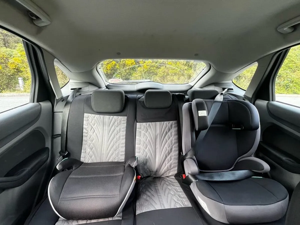 Booster and baby car seat - Image 3