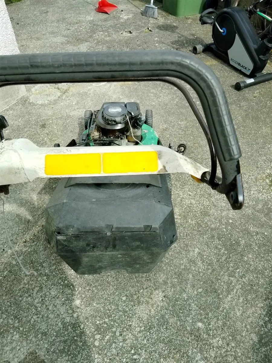 Briggs and Stratton Lawn mower - Image 4