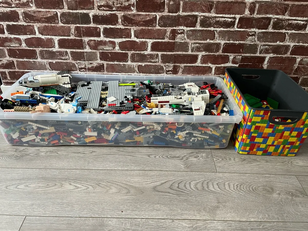 MASSIVE LOT OF LEGO - Image 2