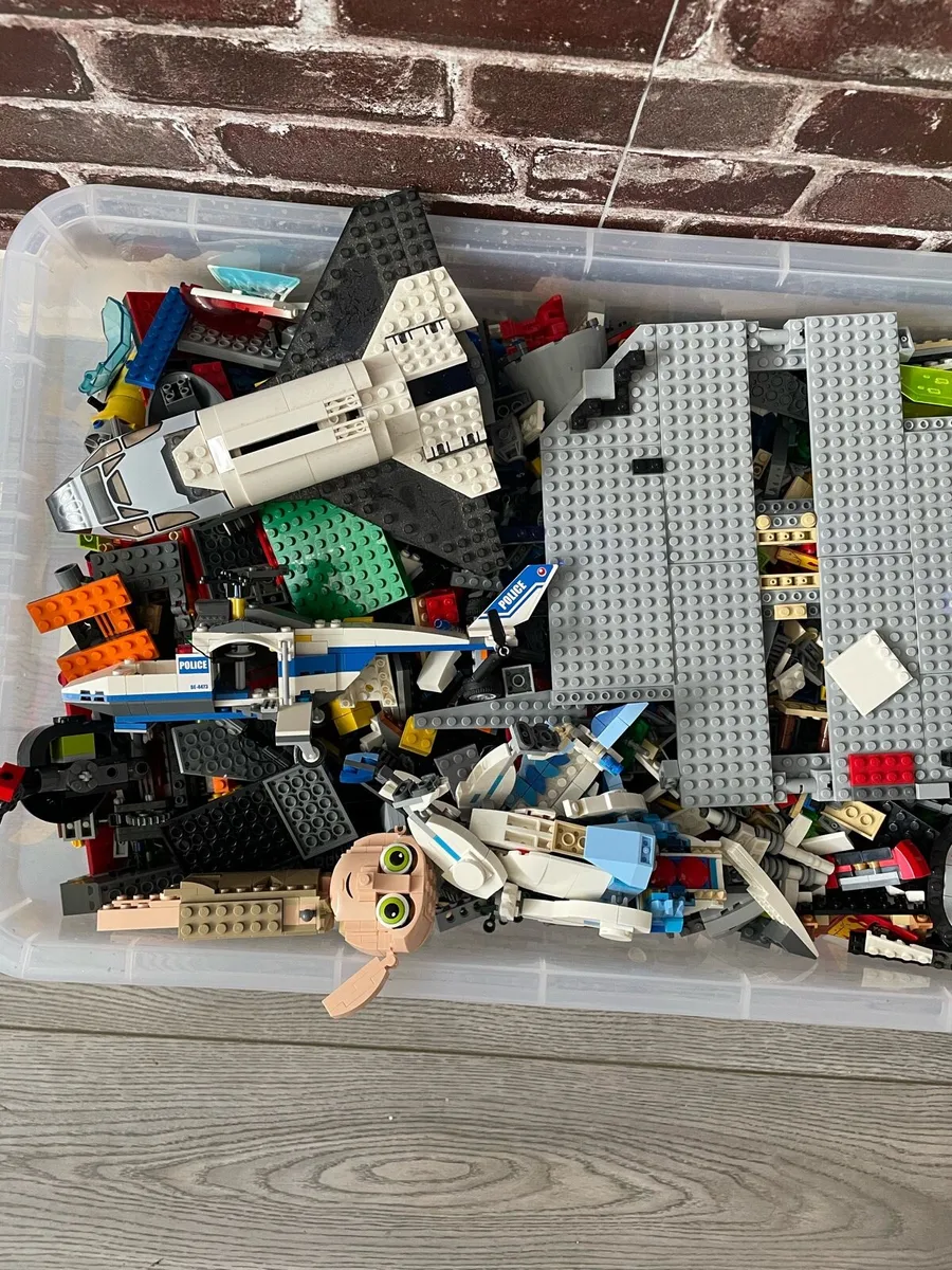MASSIVE LOT OF LEGO - Image 3