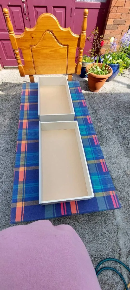 Single bed with 2 drawers & wooden headboard - Image 3
