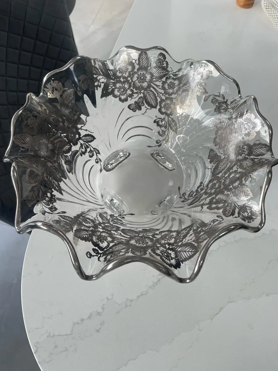 Beautiful bowl with decorative design - Image 3