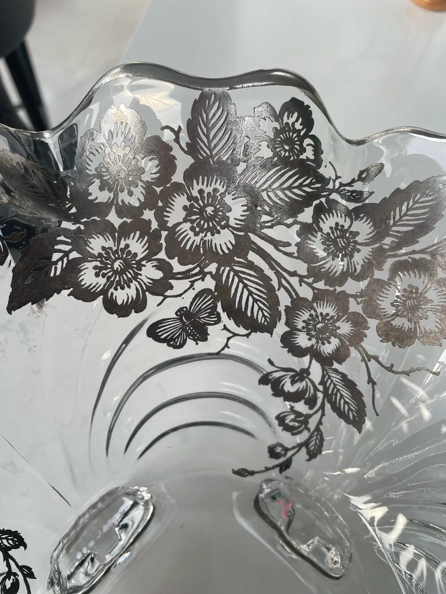 Beautiful bowl with decorative design - Image 4