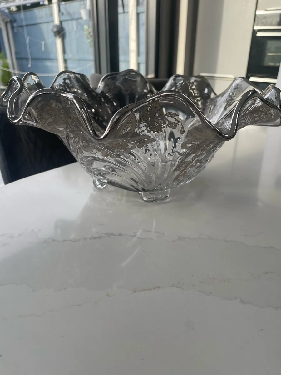 Beautiful bowl with decorative design - Image 1