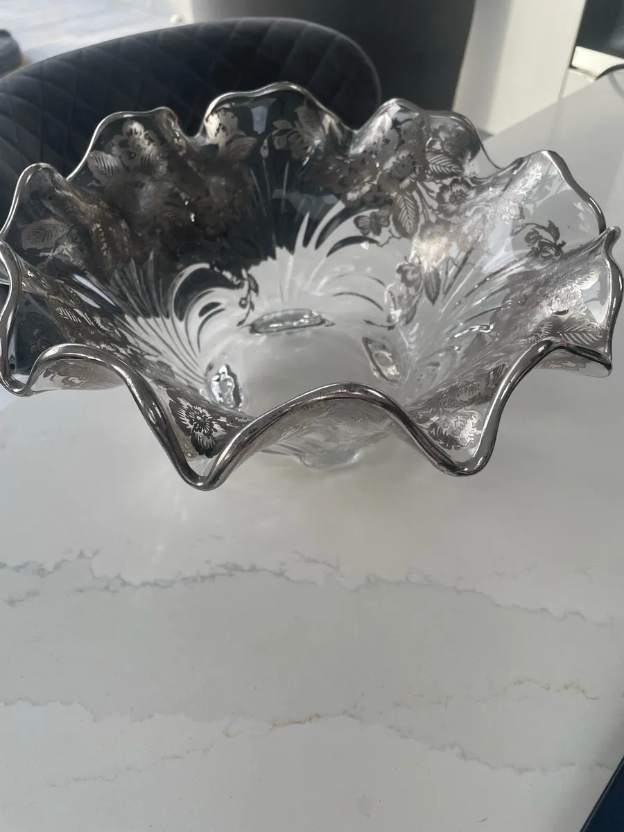 Beautiful bowl with decorative design - Image 2